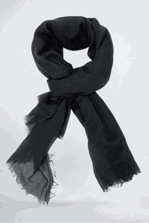 Black linen Color-POP scarf, lightweight, warm, and eco-friendly, ideal for all-weather use.
