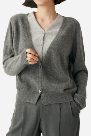 Single-breasted cashmere wool cardigan in gray with relaxed fit and button closure