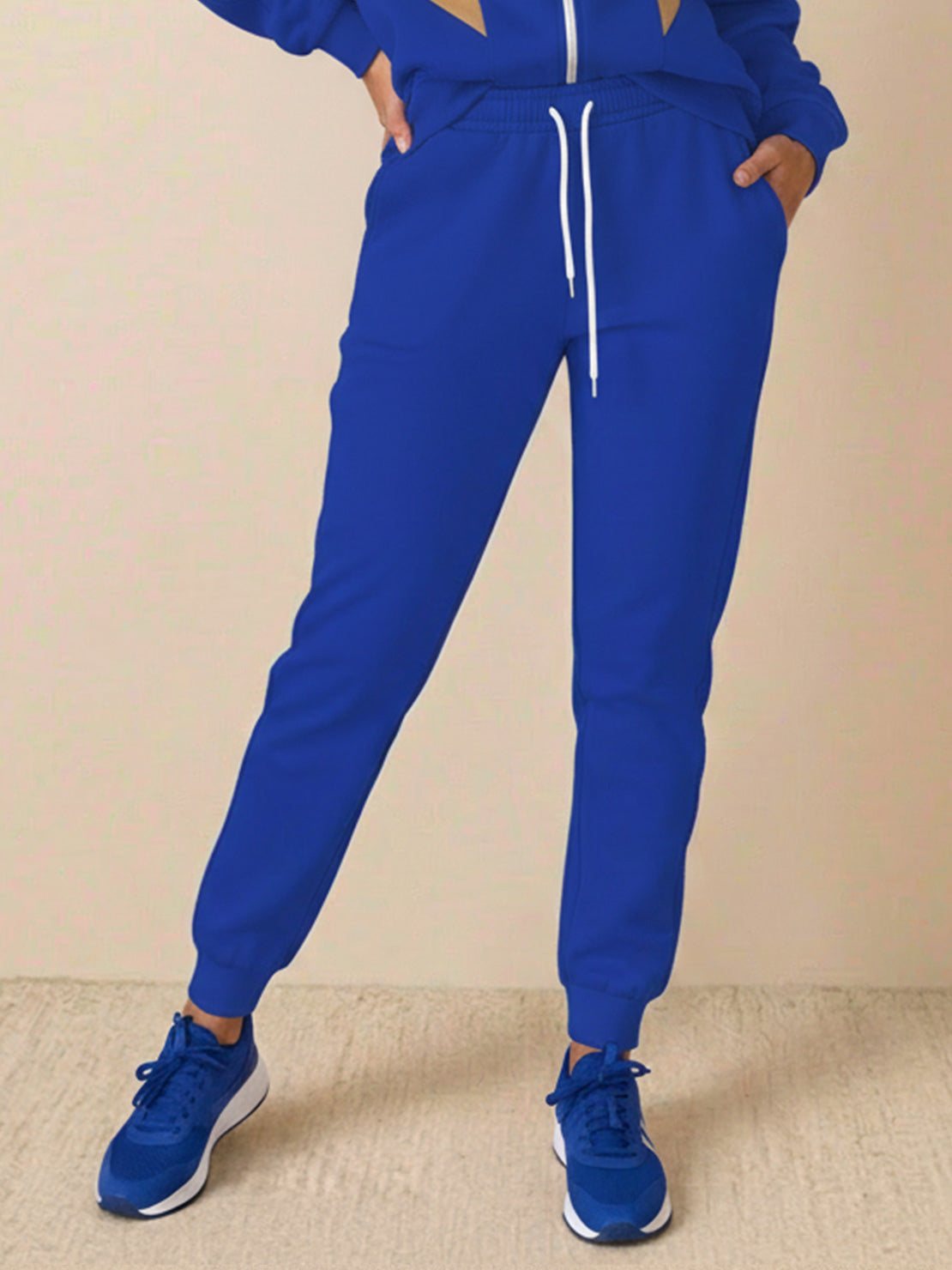 Colorblock Comfort Tracksuit with contrast curved panels and relaxed fit in wrinkle-resistant polyester fabric
