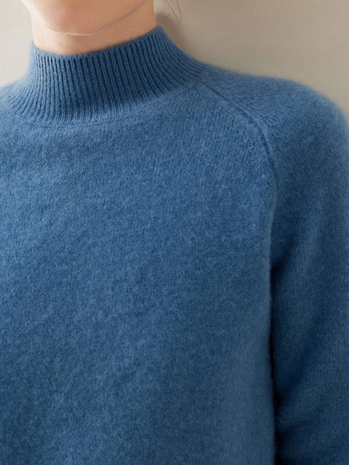 Lightweight 100% Italian cashmere sweater with mock-neck and regular fit for elegant comfort