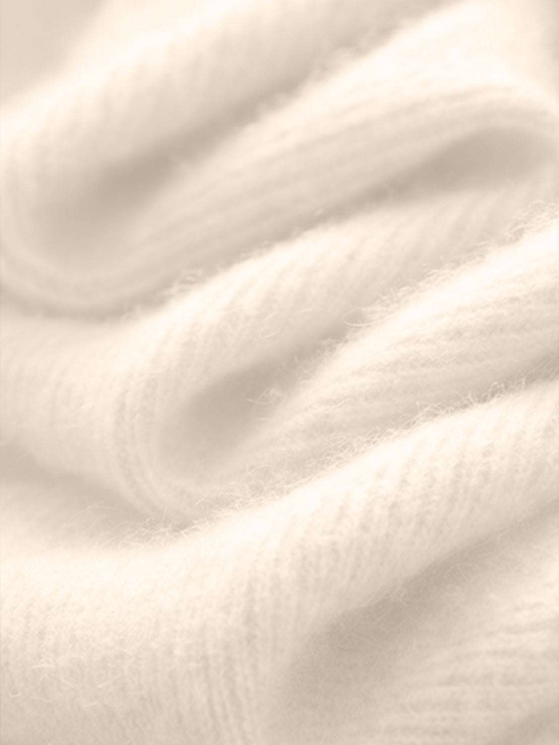 Lightweight 100% cashmere round neck pullover with long sleeves and hip-length cut