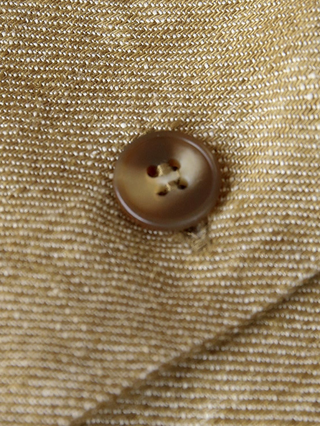 100% linen yarn-dyed vest with fitted shape, square neckline, spaghetti straps, button-front, welt pockets, and curved hem