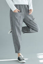 High waist striped casual comfort pants with pockets and rolled cuffs in black and white polyester blend