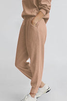 Unisex half-zip pullover and sweatpants set in beige ribbed fabric with casual fit and white sneakers