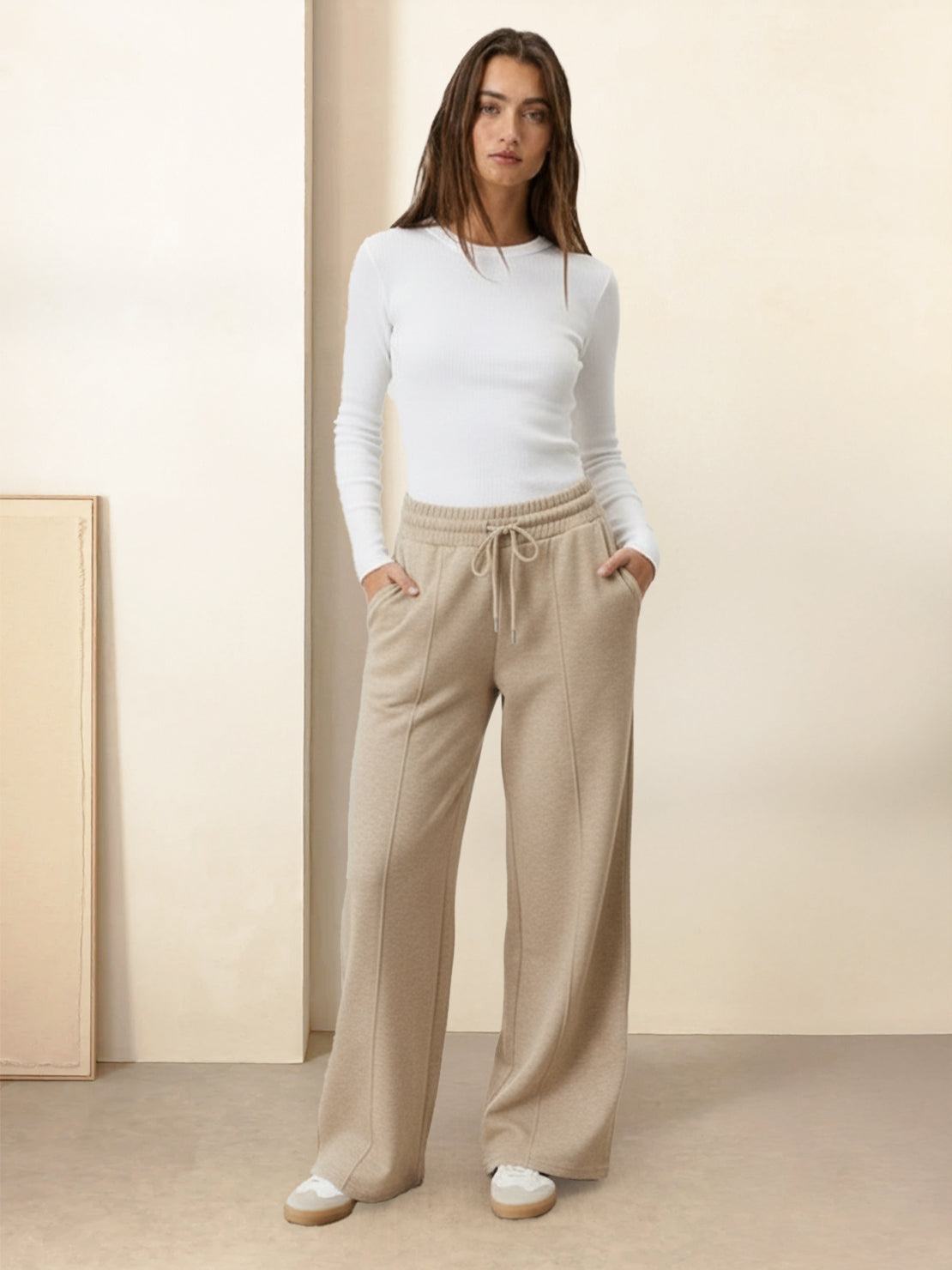 Soft knit wide-leg pants with elastic waist and side pockets in breathable fabric