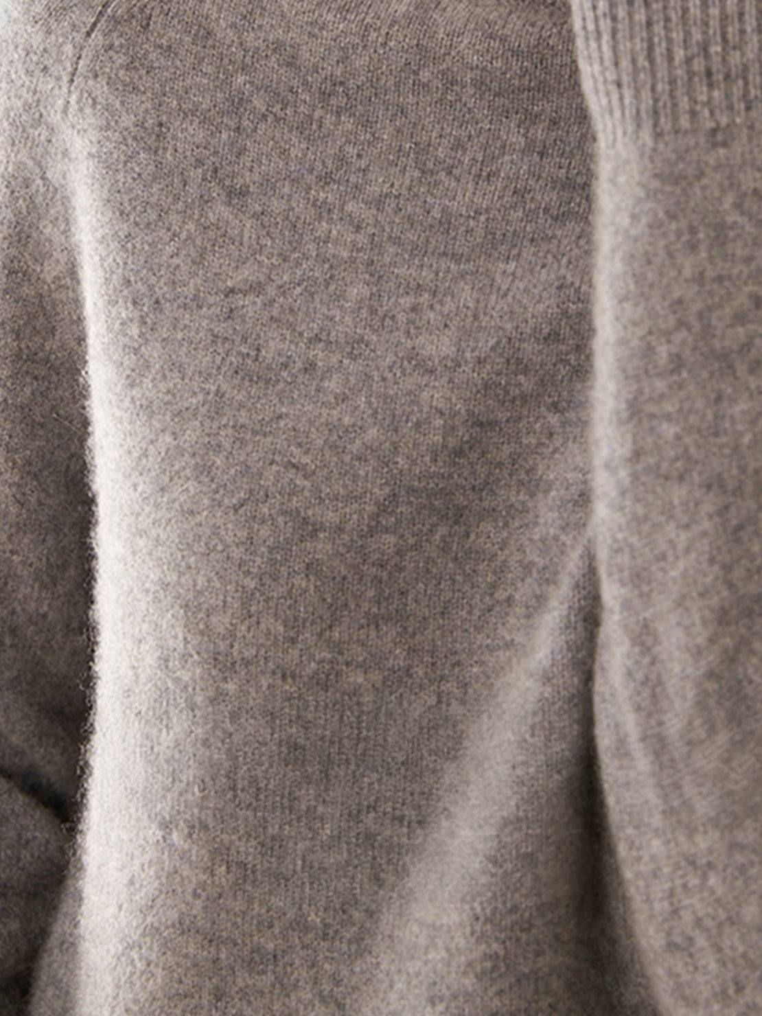 Lightweight 100% Italian cashmere sweater with mock-neck and regular fit for elegant comfort