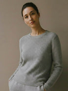 Lightweight 100% cashmere round neck pullover with long sleeves and hip-length cut
