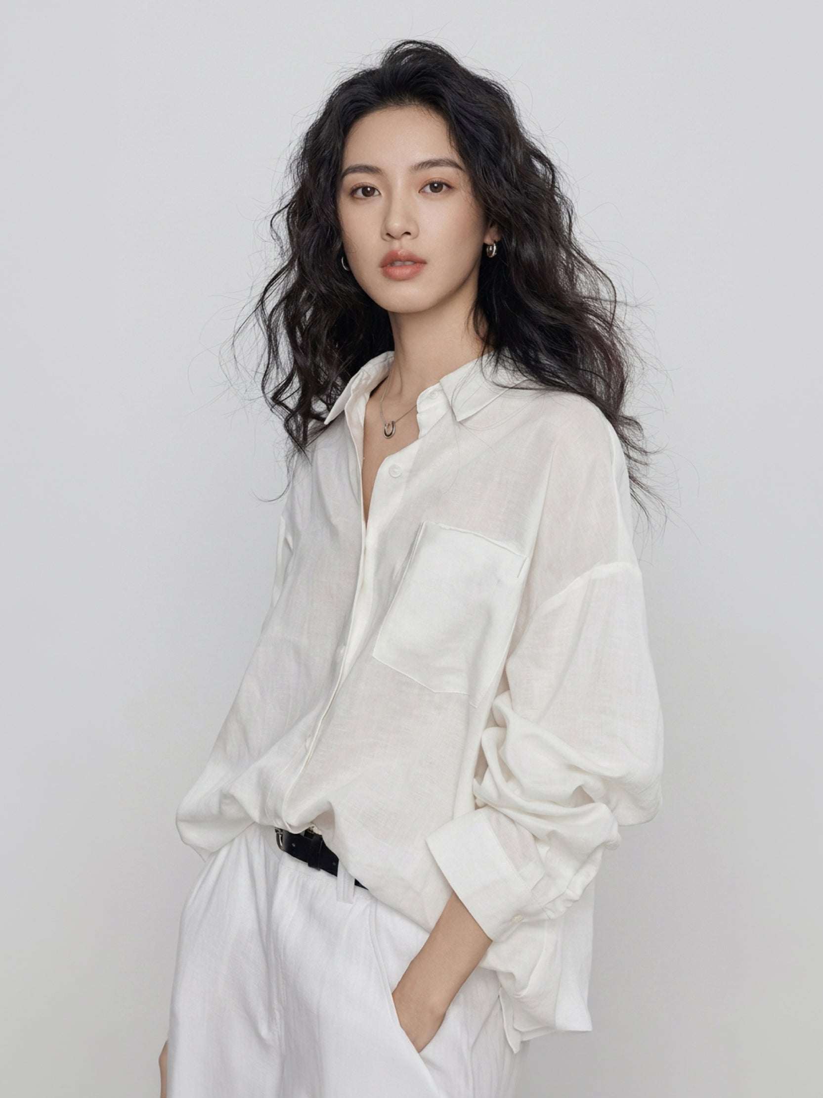 Lightweight 100% cotton-linen oversized shirt with dropped shoulders and curved hem
