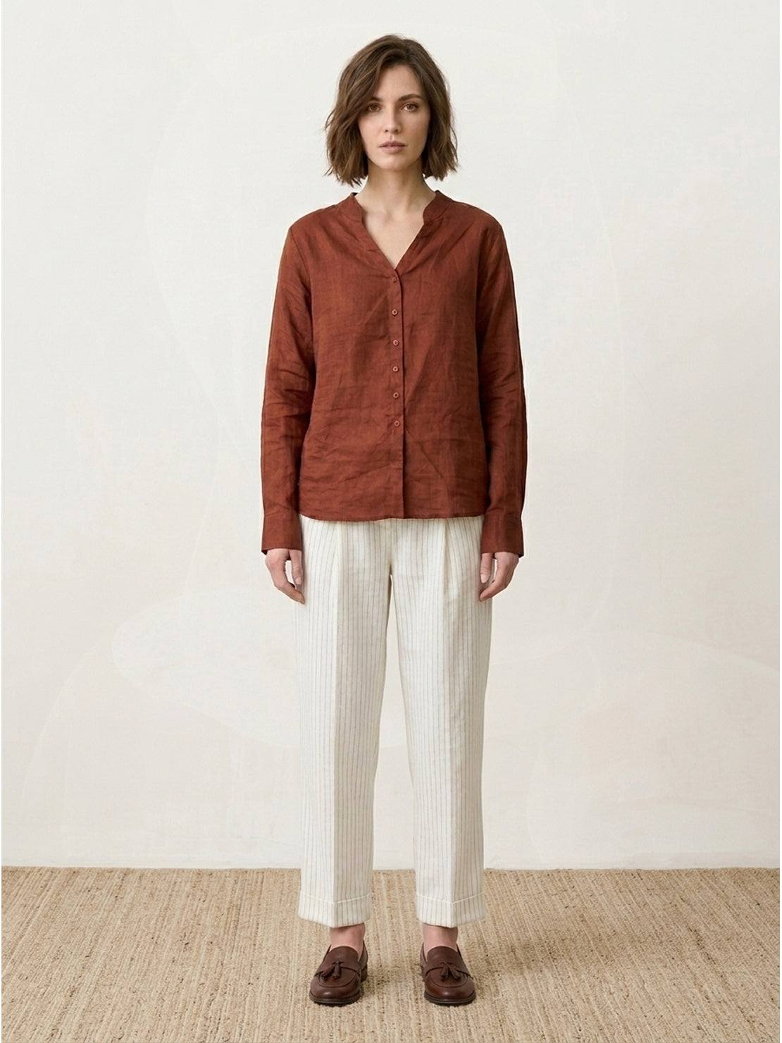 100% linen V-neck shirt with relaxed fit and long buttoned cuffs