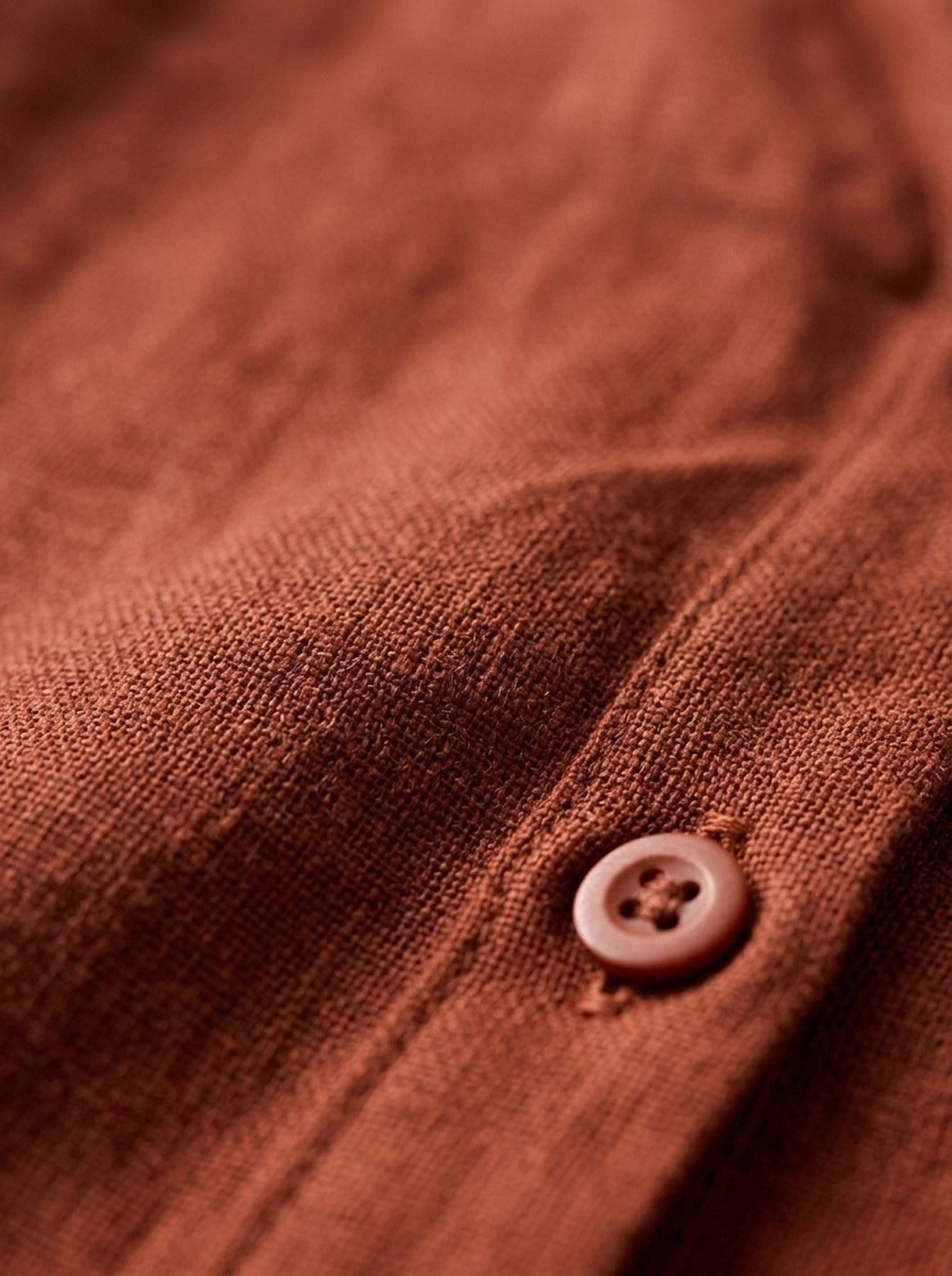 Relaxed fit 100% linen V-neck shirt with long sleeves and wide cuffs