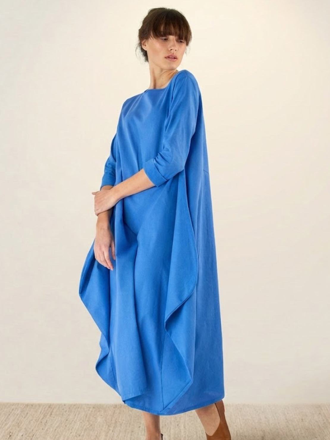 Bohemian oversized maxi dress in linen blend with long sleeves and loose fit.