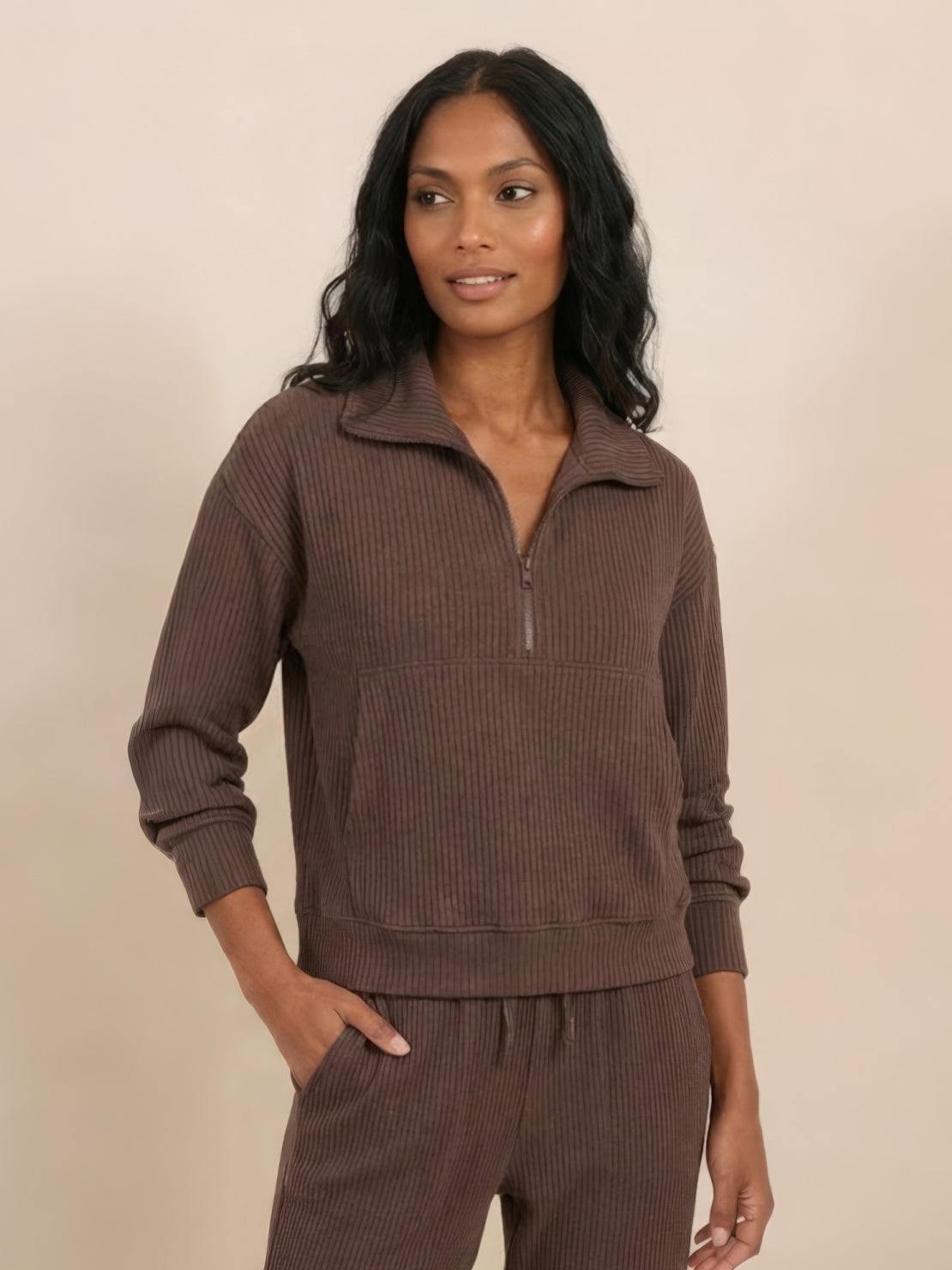 Unisex half-zip pullover and sweatpants set in relaxed fit with soft fabric for casual comfort